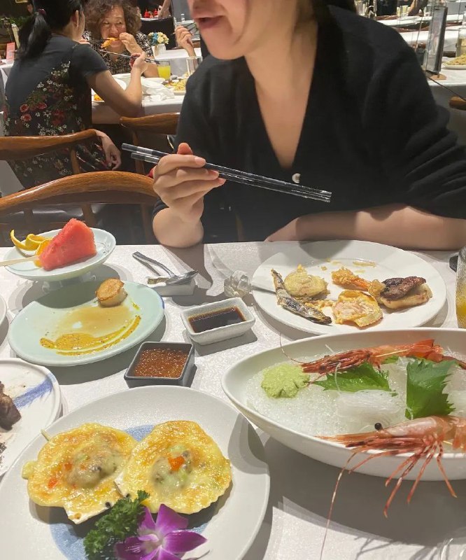 我就说大中午为什么会突然想着和我出来见面，网上聊了一个多月，照片看着很瘦像学生那种，没想到出来看着很普通大众也不是丑，就感觉受到欺骗，还好只是吃了个饭不过也花了我不少醉了我就说大中午为什么会突然想着和我出来见面，网上聊了一个多月，照片看着很瘦像学生那种，没想到出来看着很普通大众也不是丑，就感觉受到欺骗，还好只是吃了个饭不过也花了我不少醉了