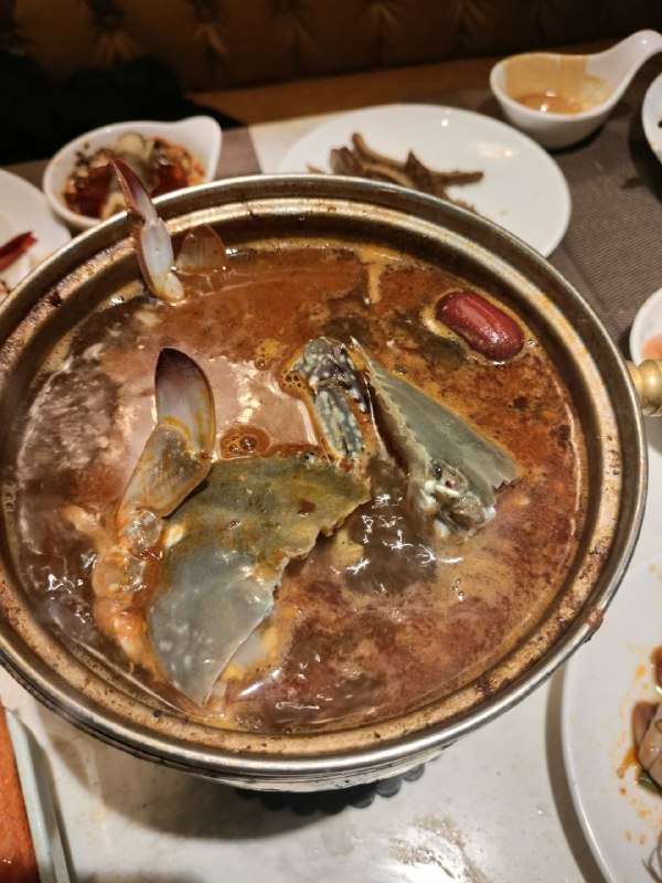 吃300多的自助餐，食材还是很不错的，当我我把活生生的梭子蟹剪成2半放到火锅里，螃蟹脚还在里面惨动，罪过罪过，还有什么比人更残忍