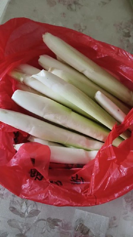 昨天下午做了一件比较癫的事，去乡里玩看到高瓜沟里有高瓜，以为是野生的，因为我老家那边一个湖里就全是这种野生没人管的，随便摘……我就摘了两个，结果一阿姨在家里喊，我也听不清楚，本以为人家会把我说一顿，结果出乎意料，她走近一点喊着，你摘不要紧，多摘点回去吃，还给我从家里拿了个袋子送到那个沟沟边，我本来就是想摘两个好玩，就是想找回童年，长这么大，第一次搞这么个事，就被发现了，尴尬死了😂😂只能给人左一句谢谢，右一句谢谢……昨天下午做了一件比较癫的事，去乡里玩看到高瓜沟里有高瓜，以为是野生的，因为我老家那边一个湖里就全是这种野生没人管的，随便摘……我就摘了两个，结果一阿姨在家里喊，我也听不清楚，本以为人家会把我说一顿，结果出乎意料，她走近一点喊着，你摘不要紧，多摘点回去吃，还给我从家里拿了个袋子送到那个沟沟边，我本来就是想摘两个好玩，就是想找回童年，长这么大，第一次搞这么个事，就被发现了，尴尬死了😂😂只能给人左一句谢谢，右一句谢谢……