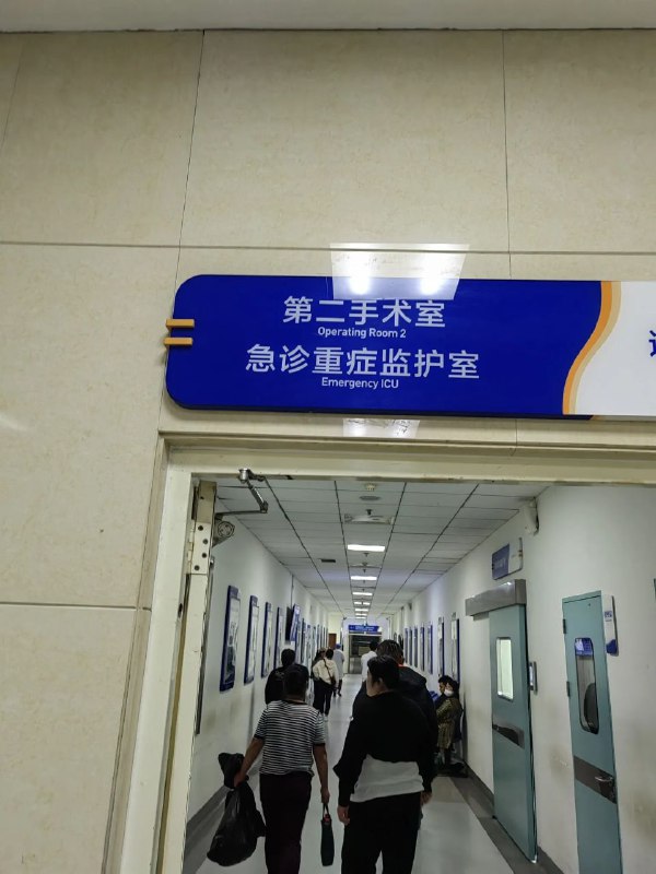 ICU已住两天，心率跳30时，病危通知书已签，但还是不放弃对哥哥的希望，才51岁太年轻了🙏在按起搏器路途，问哥想不想看看爸妈？哥寻思一会，爸妈这么大岁数，别叫来啦，昨天跟妈话聊，故意问妈，妈你说心里话，我们兄妹三人你就喜欢谁，我哥还是我姐，还是我？妈妈说，谁不喜欢儿子，妈说的是实话，尤其农村重男轻女风俗很正常，我们目前都没敢跟爸妈说哥哥情况，怕老人接收不了，能瞒一天是一天吧！祈祷哥哥快快好起来🙏ICU已住两天，心率跳30时，病危通知书已签，但还是不放弃对哥哥的希望，才51岁太年轻了🙏在按起搏器路途，问哥想不想看看爸妈？哥寻思一会，爸妈这么大岁数，别叫来啦，昨天跟妈话聊，故意问妈，妈你说心里话，我们兄妹三人你就喜欢谁，我哥还是我姐，还是我？妈妈说，谁不喜欢儿子，妈说的是实话，尤其农村重男轻女风俗很正常，我们目前都没敢跟爸妈说哥哥情况，怕老人接收不了，能瞒一天是一天吧！祈祷哥哥快快好起来🙏
