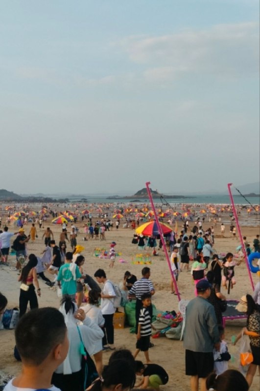 后悔来这个地方玩，人山人海，垃圾满地.菜市场周边的商贩把菜都快摆在马路中间，城管和交警都不管理的吗，脏乱差.后悔来这个地方玩，人山人海，垃圾满地.菜市场周边的商贩把菜都快摆在马路中间，城管和交警都不管理的吗，脏乱差.