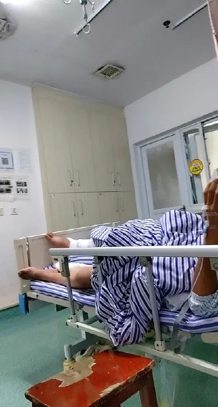 我要崩溃了，从昨天中午出手术室门，到现在，你一直一直哎哟，要不是看在你是我弟弟的份上，我真他妈想踹你一脚