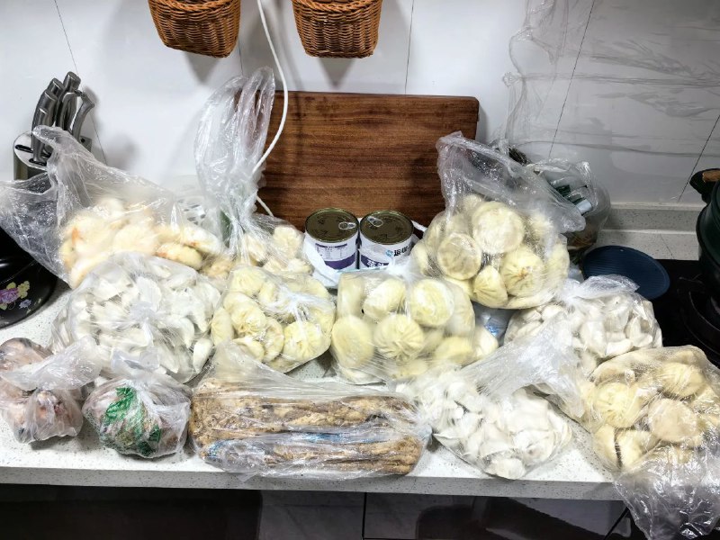 昨晚九点多老爸突然打电话让去找他一下，我还以为啥大事儿了，结果给我装了几百个饺子（韭菜肉）、一百多个包子（鲜肉、酱肉、纯素）、柴鸡、肘子、腊肉……让我全部打包带回来了，只因为前段时间我夸他蒸的包子好吃，哎，真是可怜天下父母心！不过他是不是以为我这里有冰柜啊？冰箱根本放不下😀昨晚九点多老爸突然打电话让去找他一下，我还以为啥大事儿了，结果给我装了几百个饺子（韭菜肉）、一百多个包子（鲜肉、酱肉、纯素）、柴鸡、肘子、腊肉……让我全部打包带回来了，只因为前段时间我夸他蒸的包子好吃，哎，真是可怜天下父母心！不过他是不是以为我这里有冰柜啊？冰箱根本放不下😀