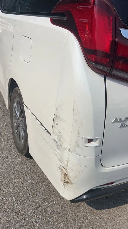 早起撞了个我不认识的车 我想它也不严重 能不能私了，给我朋友发了第一张照片说千八的就行，让我发个车全脸，把我一顿骂，一打听价格，卧槽赔不起啊，走保险吧，哎明年保费又得涨价了
