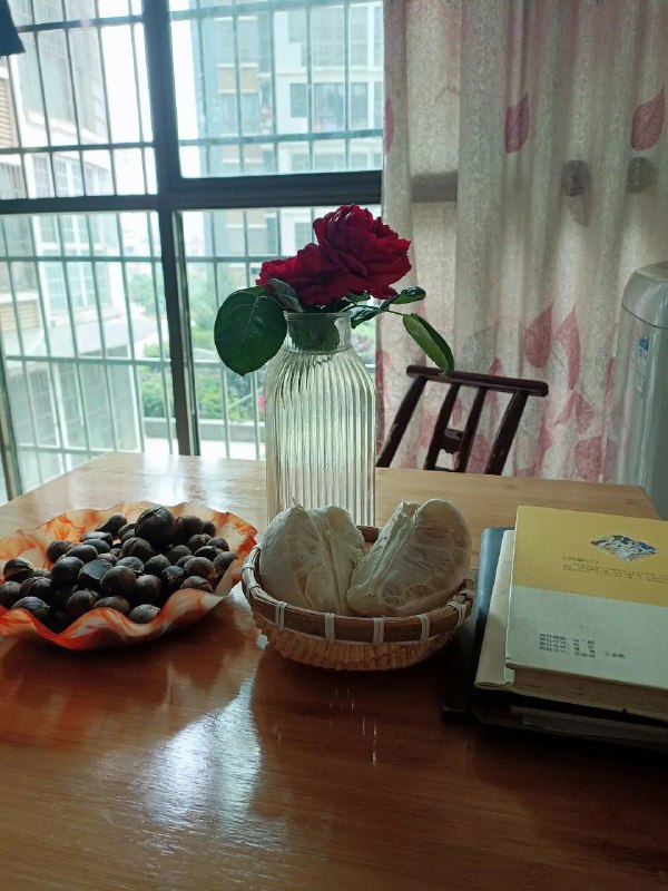 昨天下午去了一趟乡下妈妈家，老远看到妈妈在地里干活，大声喊了一声，她没听到，直到我走到她身前