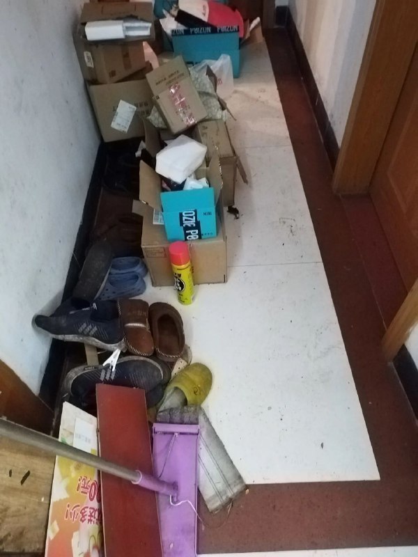 提前一个星期说去女友家吃饭，第一次去到之后发现卫生没有打扫也没有水喝，她父母忙到晚上8点多才回家，吃饭就一只鸡（我拿去还要自己杀自己煮）一个青菜一个汤，屋子有老鼠蟑螂跑，饭桌上有类似蛆虫在爬，这就是尊重未来姑爷的方式吗？我还能要这样的岳父岳母吗