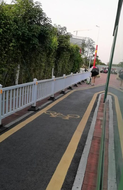 刚刚在这里等车，视频里这位美女一下公车就来到我身边，问我能不能帮她冲50话费，她说她手机停机了，说等到话费到账了，就把钱转回给我
