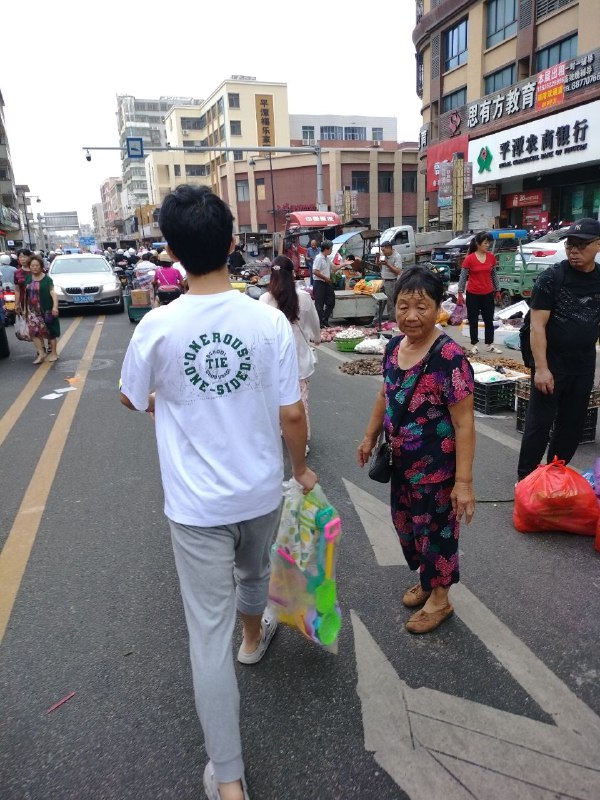 后悔来这个地方玩，人山人海，垃圾满地.菜市场周边的商贩把菜都快摆在马路中间，城管和交警都不管理的吗，脏乱差.后悔来这个地方玩，人山人海，垃圾满地.菜市场周边的商贩把菜都快摆在马路中间，城管和交警都不管理的吗，脏乱差.