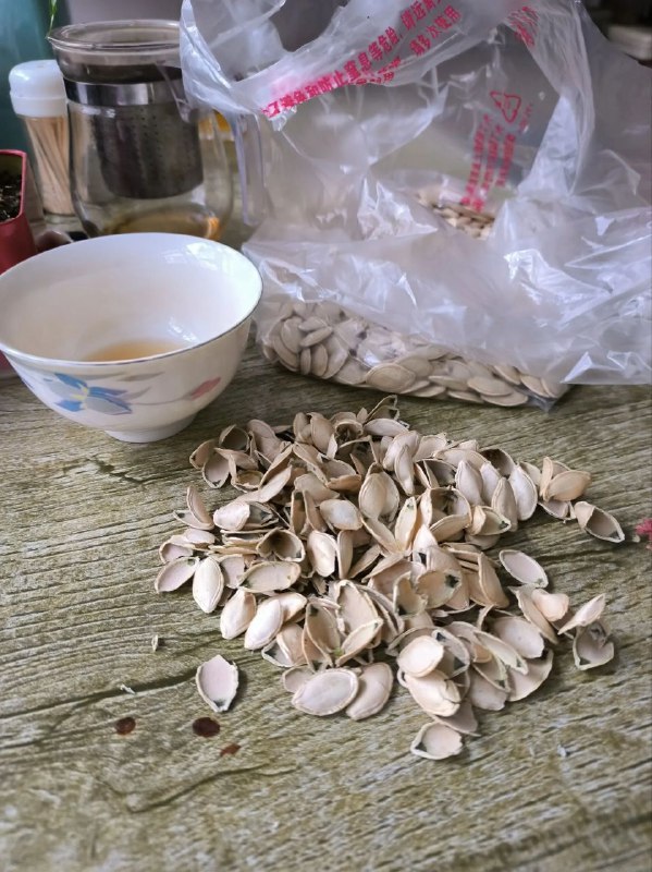 今天早上在一馄饨店打早点，因为我是打包，所以站在门口，店里面的右边坐着两个孩子，左边坐着一个孩子和两个大人，我正在跟老板聊着天，突然左边的一个男人站起来向右边的一个小男孩狠狠的扇了几巴掌，一边扇一边骂，就是因为孩子吃得慢，他有点不耐烦，旁边的一个赶紧去护着那个孩子，（可能他们是邻居，一起出来送孩子上学的）说打孩子干嘛，你不想等，等一下我一起帮你送去学校，后来那个男的跛着脚走了，老板娘问护孩子的那个人说，这个当爸爸的脾气怎么那么差，孩子又没吵闹打孩子干嘛，还打头，妈妈呢，不想送让妈妈送呗，孩子好可怜啊，护孩子的人说，三年前就离婚了，妈妈从来没有回来看过孩子，爸爸脚又痛，脾气不好，天气冷，所以对孩子发脾气，我听着好心酸，孩子有什么错，至于这样，大人离婚了对小孩造成多大的伤害，你们有想过吗？都顾自己潇洒了，当初就不应该生，孩子的心里阴影该有多大啊，做父母的怎么这么狠心，奉劝所有离异的父母，不要那么自私，善待自己的孩子吧，再苦再难，一眨眼孩子就长大了的，一切都会好起来的🙏🙏