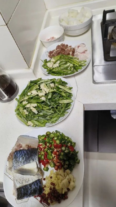 昨天下午做了一件比较癫的事，去乡里玩看到高瓜沟里有高瓜，以为是野生的，因为我老家那边一个湖里就全是这种野生没人管的，随便摘……我就摘了两个，结果一阿姨在家里喊，我也听不清楚，本以为人家会把我说一顿，结果出乎意料，她走近一点喊着，你摘不要紧，多摘点回去吃，还给我从家里拿了个袋子送到那个沟沟边，我本来就是想摘两个好玩，就是想找回童年，长这么大，第一次搞这么个事，就被发现了，尴尬死了😂😂只能给人左一句谢谢，右一句谢谢……昨天下午做了一件比较癫的事，去乡里玩看到高瓜沟里有高瓜，以为是野生的，因为我老家那边一个湖里就全是这种野生没人管的，随便摘……我就摘了两个，结果一阿姨在家里喊，我也听不清楚，本以为人家会把我说一顿，结果出乎意料，她走近一点喊着，你摘不要紧，多摘点回去吃，还给我从家里拿了个袋子送到那个沟沟边，我本来就是想摘两个好玩，就是想找回童年，长这么大，第一次搞这么个事，就被发现了，尴尬死了😂😂只能给人左一句谢谢，右一句谢谢……