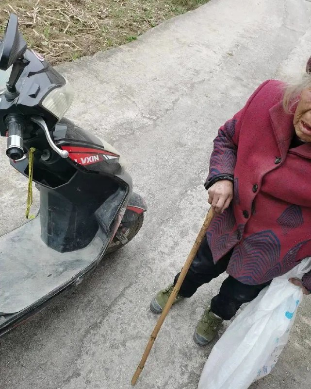 隔壁村一个老奶奶摔倒在路上，我骑电动车路过，看她半天起不来，我看不下去了就去扶她起来，她眉毛和脸摔破了，地上有一小摊血，我帮她简单清理伤口就送她回家了