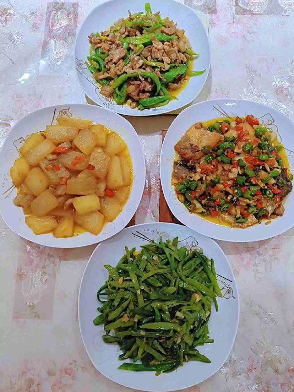 昨天下午做了一件比较癫的事，去乡里玩看到高瓜沟里有高瓜，以为是野生的，因为我老家那边一个湖里就全是这种野生没人管的，随便摘……我就摘了两个，结果一阿姨在家里喊，我也听不清楚，本以为人家会把我说一顿，结果出乎意料，她走近一点喊着，你摘不要紧，多摘点回去吃，还给我从家里拿了个袋子送到那个沟沟边，我本来就是想摘两个好玩，就是想找回童年，长这么大，第一次搞这么个事，就被发现了，尴尬死了😂😂只能给人左一句谢谢，右一句谢谢……昨天下午做了一件比较癫的事，去乡里玩看到高瓜沟里有高瓜，以为是野生的，因为我老家那边一个湖里就全是这种野生没人管的，随便摘……我就摘了两个，结果一阿姨在家里喊，我也听不清楚，本以为人家会把我说一顿，结果出乎意料，她走近一点喊着，你摘不要紧，多摘点回去吃，还给我从家里拿了个袋子送到那个沟沟边，我本来就是想摘两个好玩，就是想找回童年，长这么大，第一次搞这么个事，就被发现了，尴尬死了😂😂只能给人左一句谢谢，右一句谢谢……
