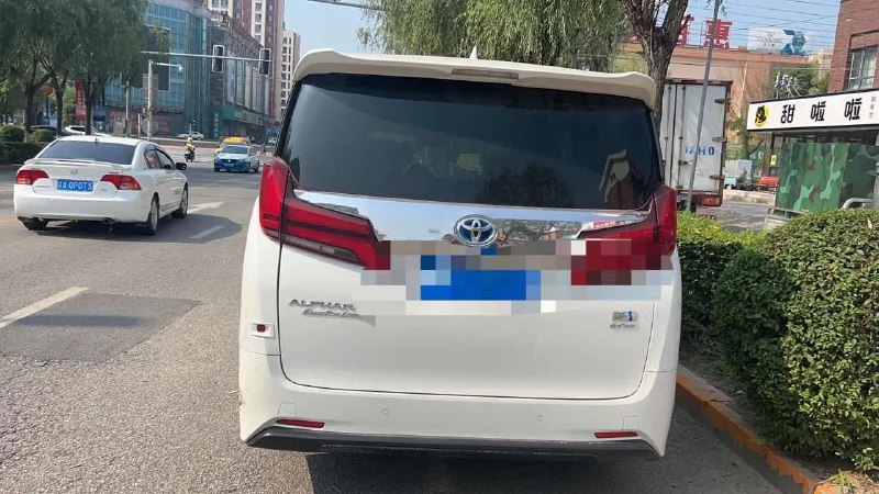 早起撞了个我不认识的车 我想它也不严重 能不能私了，给我朋友发了第一张照片说千八的就行，让我发个车全脸，把我一顿骂，一打听价格，卧槽赔不起啊，走保险吧，哎明年保费又得涨价了