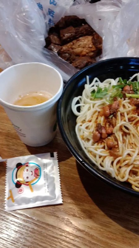 是不是我们北方人吃不惯南方的饭菜？昨晚上吃饭差点挨揍，我进了一家店吃饭，要的是担担面，不知咋回事闻着有股臭味，就像是谁家的孩子拉臭臭了没收拾干净，正好旁边的客人是带小孩子的，我就老瞅着那个人，还说很臭，后来才知道是螺丝粉的味道，得亏我们勾通有障碍，不然准得挨打😂😂是不是我们北方人吃不惯南方的饭菜？昨晚上吃饭差点挨揍，我进了一家店吃饭，要的是担担面，不知咋回事闻着有股臭味，就像是谁家的孩子拉臭臭了没收拾干净，正好旁边的客人是带小孩子的，我就老瞅着那个人，还说很臭，后来才知道是螺丝粉的味道，得亏我们勾通有障碍，不然准得挨打😂😂