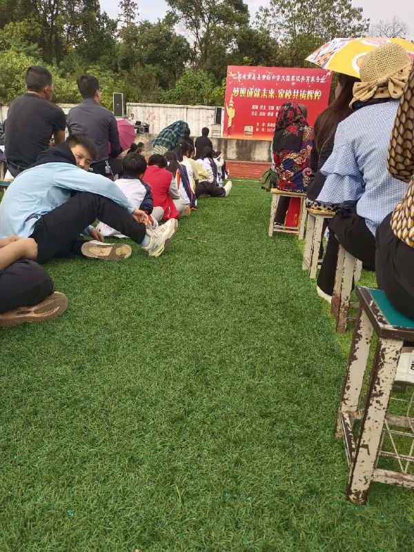 昨天下午一点四十到三点二十，天气非常热，学校组织了这么一场演讲，之前说是对家长教育孩子特别有用，经历过了觉得毫无意义，音响开得震耳欲聋还配的士高，全程就说了两个主题，老师太辛苦了要尊敬老师，家长太辛苦了要孝敬父母，最后是现场推广他们的网课，说是北大清华总结出来的几十种学习方法，原价五百多现在进学校特价二十九块九，还名额有限每个班只允许一半人报名，结果没几个人报，感觉就像一场传销的闹剧，网上查了一下就这么一场演讲学校至少要花一万多块，一个演讲师一个音响师两个人两个小时不到的时间，国家的钱就这么浪费掉了，真的是劳民伤财啊！