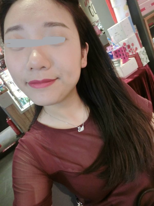 夜里起来看球，中途突然想到趁妻子熟睡去翻翻她手机，虽然心里知道妻子平时非常传统的一个人，性格温柔比较保守，结婚前从没谈过恋爱，99%概率绝对不会有啥的