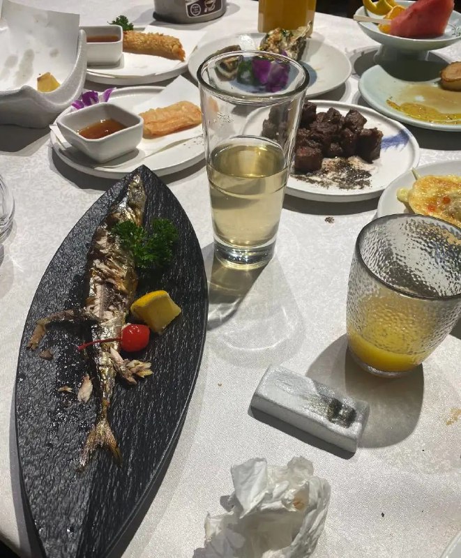 我就说大中午为什么会突然想着和我出来见面，网上聊了一个多月，照片看着很瘦像学生那种，没想到出来看着很普通大众也不是丑，就感觉受到欺骗，还好只是吃了个饭不过也花了我不少醉了我就说大中午为什么会突然想着和我出来见面，网上聊了一个多月，照片看着很瘦像学生那种，没想到出来看着很普通大众也不是丑，就感觉受到欺骗，还好只是吃了个饭不过也花了我不少醉了