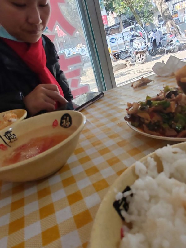 今天遇到个奇葩事，我在吃快餐，这个美女端了碗饭坐到我对面，我没请她，她既然吃我盘里的菜，还说我一个人吃不完，和我没话找话，我还以为碰到艳遇了，结果后来她问我要不要找小妹妹😂，我是这种人吗🤗