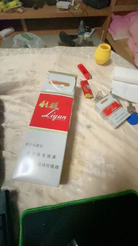 在我最无助的时候，想找个人诉说，却不知道找谁，才发现背后永远空无一人，原来自己什么都没有，连崩溃都要考虑后果的人，是懂事还是无能为力，就那么一瞬间，感觉好心酸，眼泪留下的那一刻，心都空了，突然觉得什么都没意思