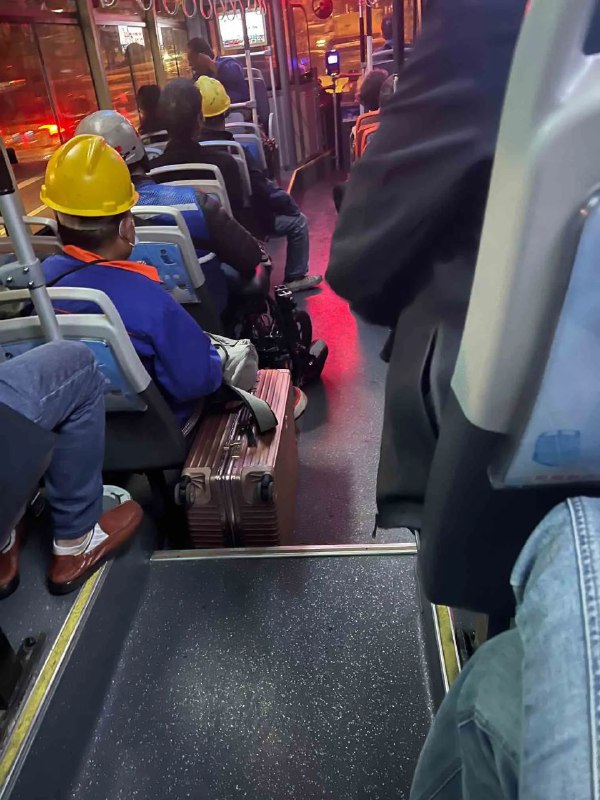 今天凌晨的五点二十早起的第一班车，我以为我会很孤单，看到这个景象心里感触很深，于是拍了这张图片，这里大概都是某个孩子的父亲，某个老人的儿子，某个妻子的丈夫，起早贪黑担起了生活的重担，生活没有轻松的，假如有，一定是别人替你负重前行…突然说不出的难过，成年人的生活真不容易