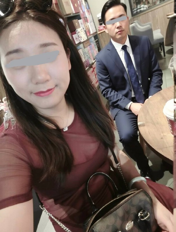 夜里起来看球，中途突然想到趁妻子熟睡去翻翻她手机，虽然心里知道妻子平时非常传统的一个人，性格温柔比较保守，结婚前从没谈过恋爱，99%概率绝对不会有啥的