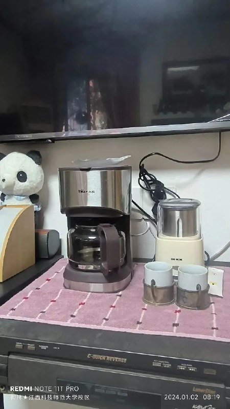 早上7:00起床，由于元旦刚过，学校还是很仁慈的推晚上课时间8点上学，比较放假前都需6:00起床，真心有些累，特别心累！边刷牙边烧水下鸡蛋，水饺，60分钟自己煮早餐足够时间了