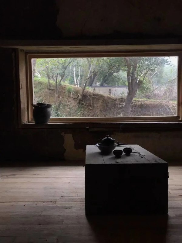 我们几个难兄难弟头脑一热就租下了这座荒废几十年的岳麓山下的小院，从租下它到装成现在这样…整整3年了，完美还原叙利亚的战损风…今天抽空过去看了一眼，什么时候能开火还遥遥无期，十年期限只剩7年了…😂😂哎…我们几个难兄难弟头脑一热就租下了这座荒废几十年的岳麓山下的小院，从租下它到装成现在这样…整整3年了，完美还原叙利亚的战损风…今天抽空过去看了一眼，什么时候能开火还遥遥无期，十年期限只剩7年了…😂😂哎…