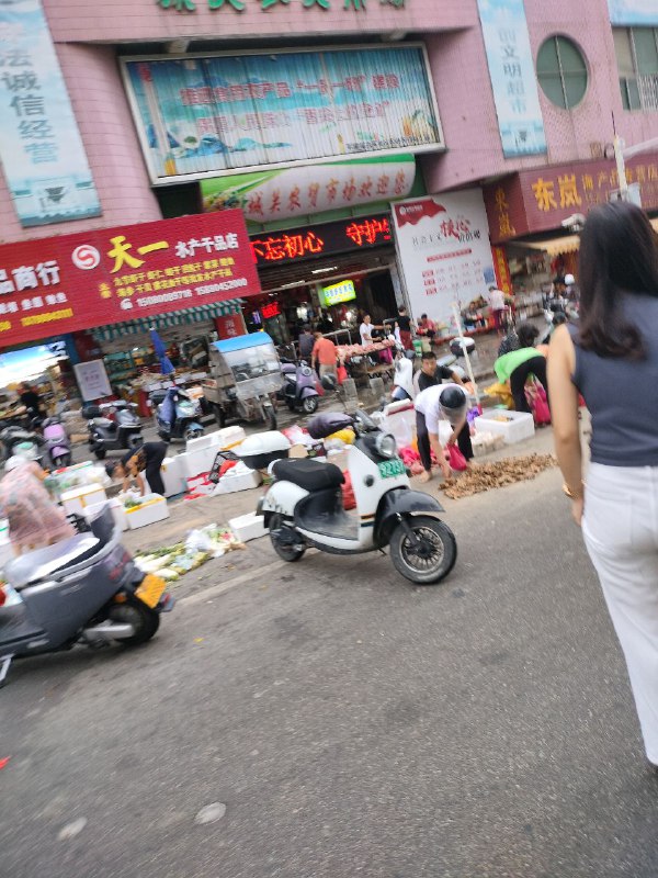 后悔来这个地方玩，人山人海，垃圾满地.菜市场周边的商贩把菜都快摆在马路中间，城管和交警都不管理的吗，脏乱差.后悔来这个地方玩，人山人海，垃圾满地.菜市场周边的商贩把菜都快摆在马路中间，城管和交警都不管理的吗，脏乱差.