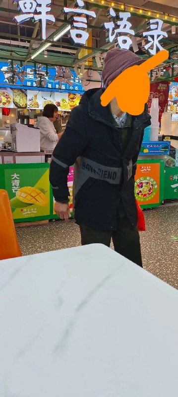 匿名投稿，3小时前遇到的一件小事！好不容易出来转转，遇到这个老人，让我给他买个饭，我也同意了，想着挺可怜的，结果他却指定在哪一家，因为我在另一家吃，我就说我吃这家也有，就给他点了一份牛肉饭，点了后还要要求这样那样的，我吃个面才12块，他吃的22块，后面还要我再加4个鸡蛋，店老板都看不下去了，跟我说，他经常在这里讨钱，难得今天讨饭，第一次见要饭要得这么理直气壮的，搞得我欠他的似的，连句谢谢都没有，真的是应了那句话“可怜之人必有可恨之处”并不是所有人都值得同情吧